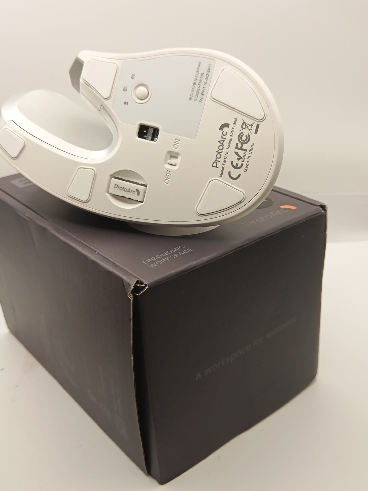 ProtoArc Ergonomic Computer Mouse, EM11 NL Bluetooth Rechargeable Wireless White7