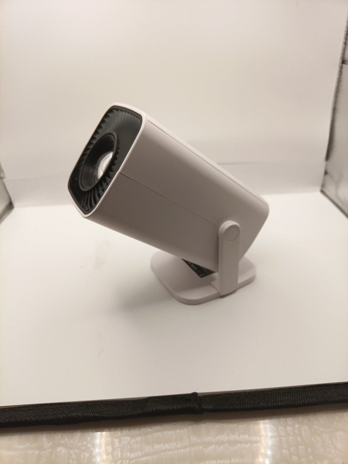 NEW Projector Multimedia Ultra HD High Dynamic Range Smart Portable HY3005