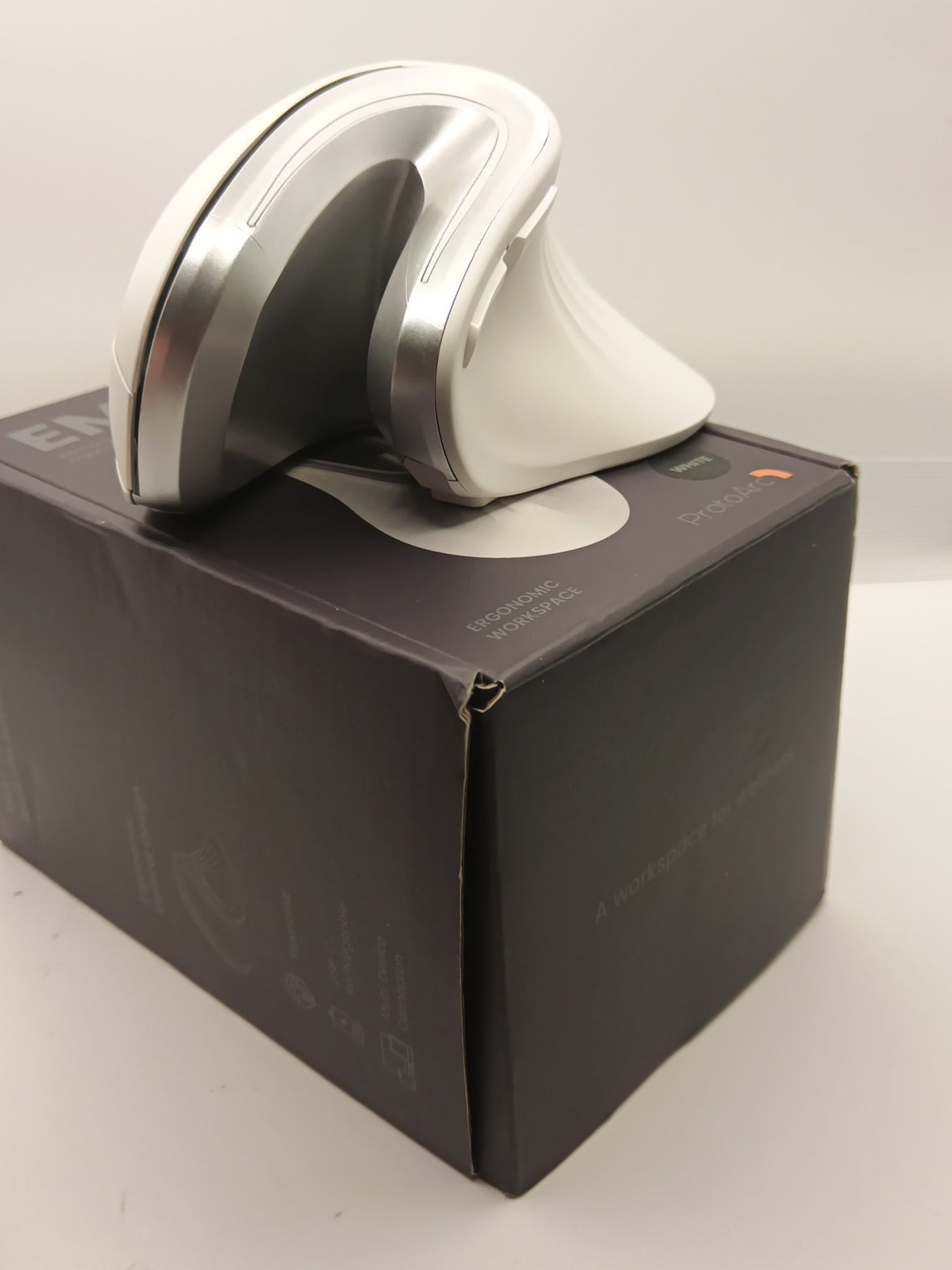 ProtoArc Ergonomic Computer Mouse, EM11 NL Bluetooth Rechargeable Wireless White5