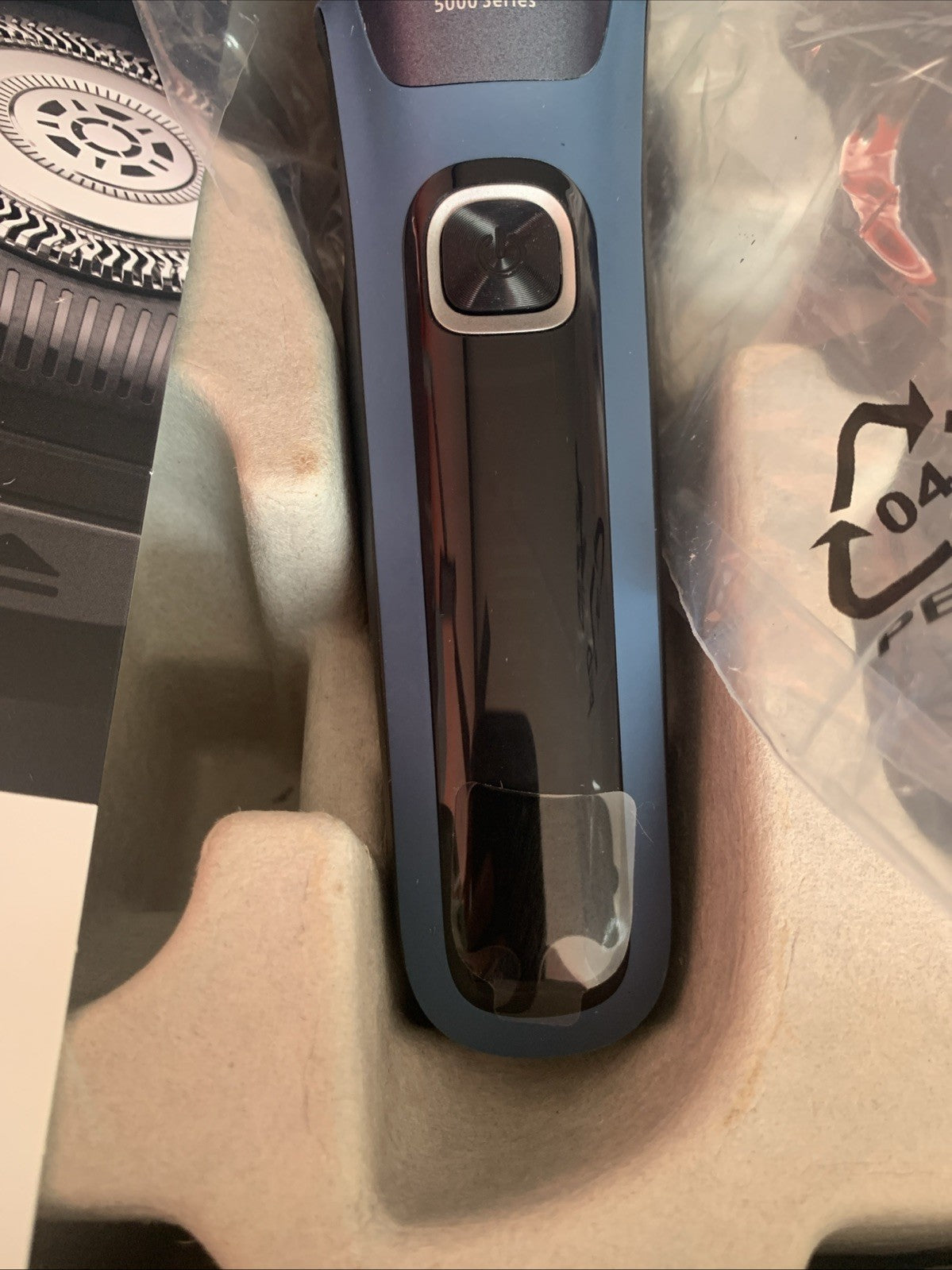 Philips Norelco Shaver 5400 Wet & Dry Rechargeable Shaver S5880/8117