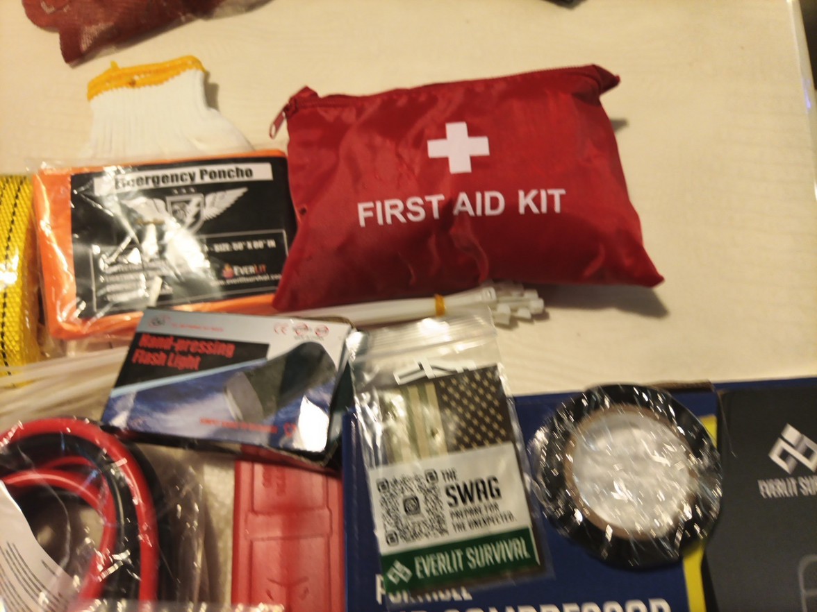 Everlit Survival Car Emergency Kit, Roadside Safety Tool Kit, Tire Inflator9