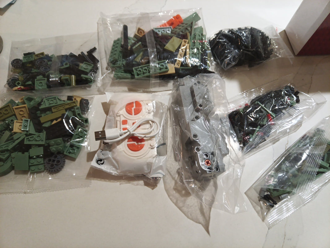 Ulanlan Building Blocks Tank Rocket Shooting Model FC9004 With Remote Control1