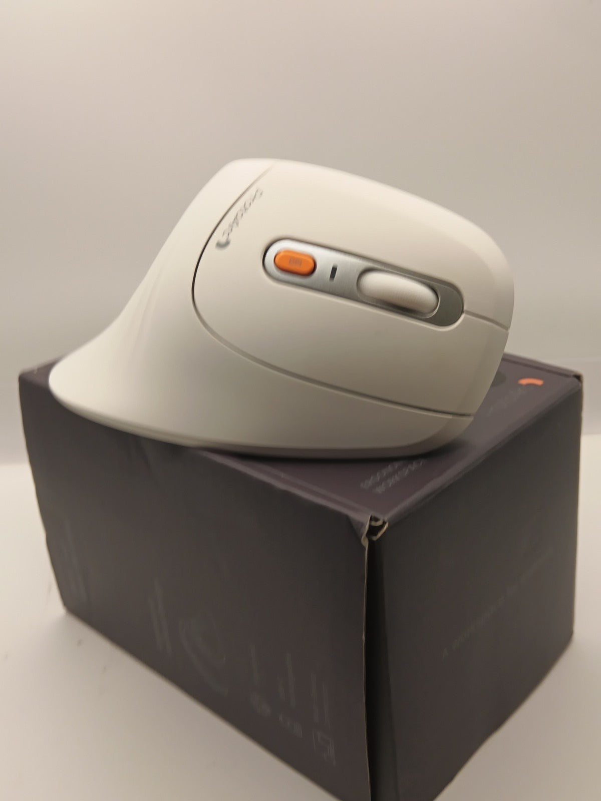 ProtoArc Ergonomic Computer Mouse, EM11 NL Bluetooth Rechargeable Wireless White4