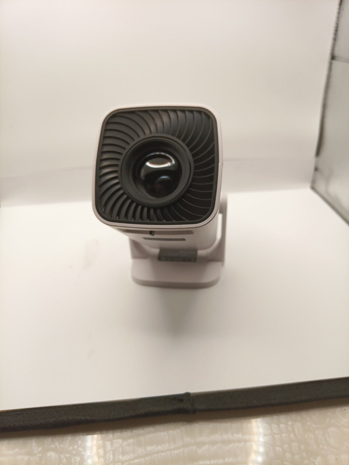 NEW Projector Multimedia Ultra HD High Dynamic Range Smart Portable HY3006
