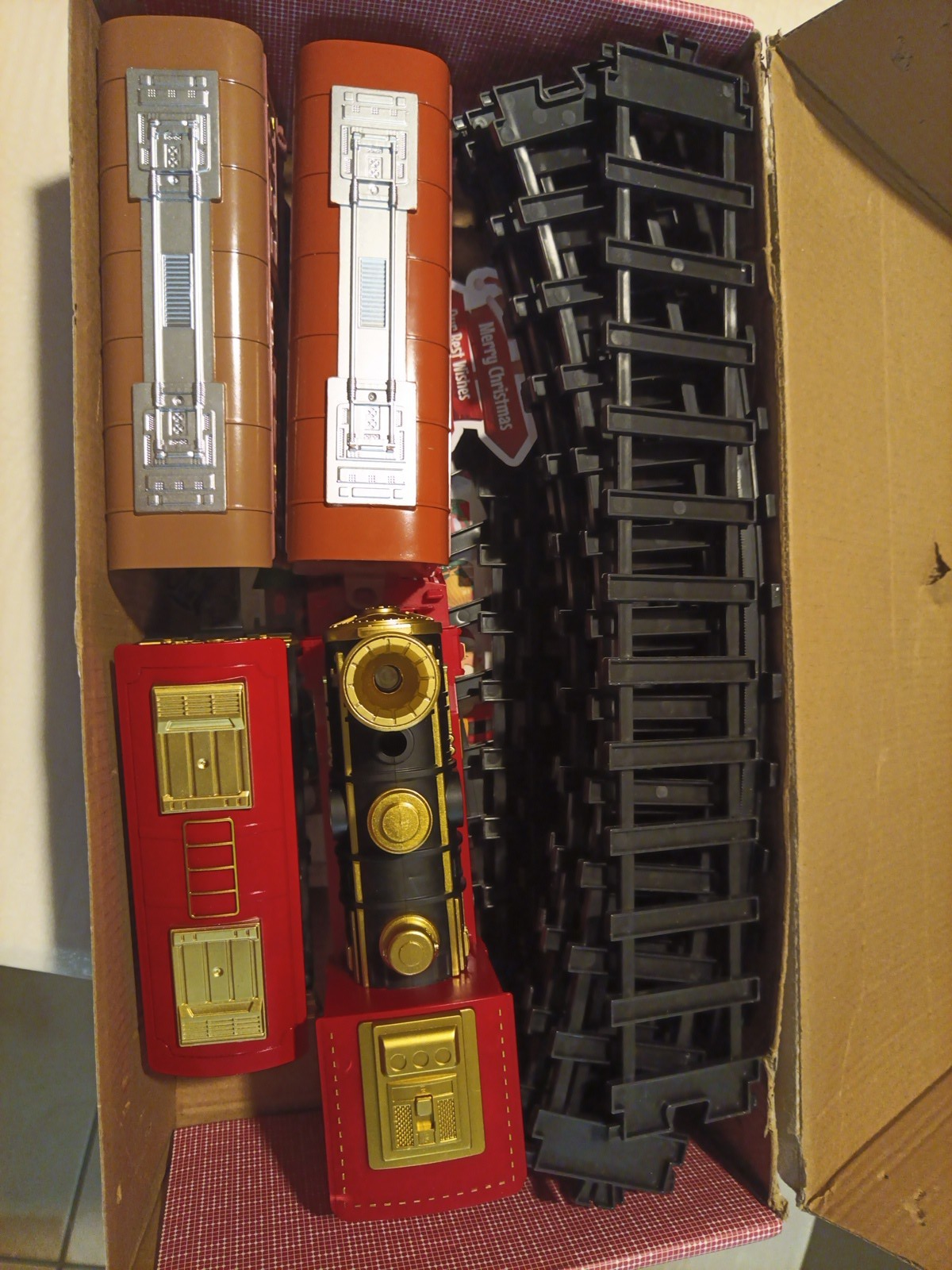 Temi Train Set Electric Steam Locomotive Engine Cargo Car Track Battery Operated6