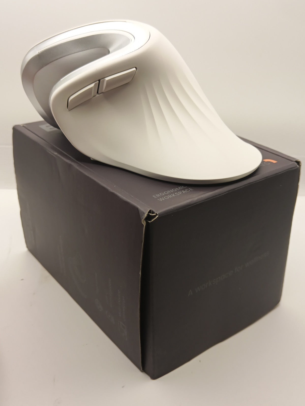ProtoArc Ergonomic Computer Mouse, EM11 NL Bluetooth Rechargeable Wireless White6