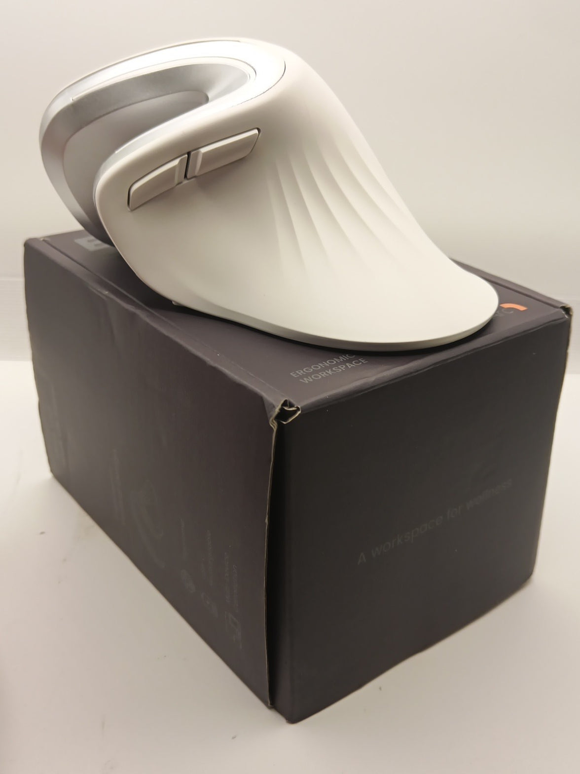 ProtoArc Ergonomic Computer Mouse, EM11 NL Bluetooth Rechargeable Wireless White6